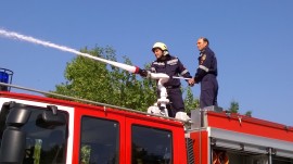 Деца се включиха в демонстрациите на пожарникарите в Павел баня