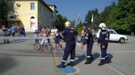 Деца се включиха в демонстрациите на пожарникарите в Павел баня