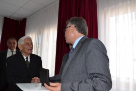 Министър Велизар Шаламанов връчи днес в Казанлък знак на Министерството на отбраната на трима ветерани от войните