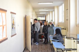 Избори: Висока активност и опашки към 12 часа