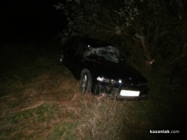 Младеж се заби в дърво с БМВ оставено за ремонт в казанлъшки сервиз