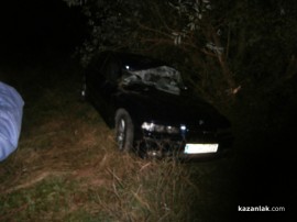 Младеж се заби в дърво с БМВ оставено за ремонт в казанлъшки сервиз