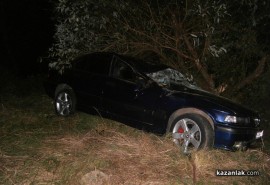 Младеж се заби в дърво с БМВ оставено за ремонт в казанлъшки сервиз