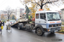 Автомобил се удари в ограда на булеварда до ШЕЛ