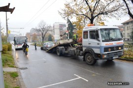 Автомобил се удари в ограда на булеварда до ШЕЛ