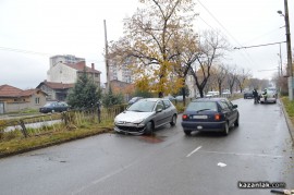 Автомобил се удари в ограда на булеварда до ШЕЛ