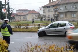 Автомобил се удари в ограда на булеварда до ШЕЛ