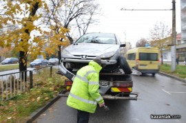Автомобил се удари в ограда на булеварда до ШЕЛ