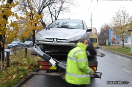 Автомобил се удари в ограда на булеварда до ШЕЛ