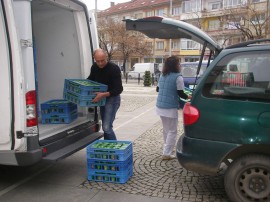 Млечни продукти на възрастни хора дари сдружение „България си ти“ / Новини от Казанлък