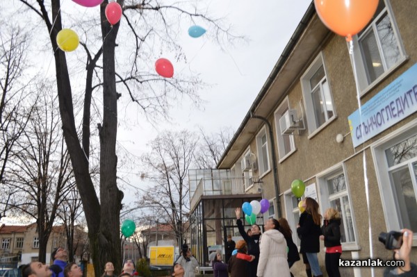 Цветни балони полетяха в небето над Казанлък