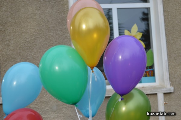 Цветни балони полетяха в небето над Казанлък