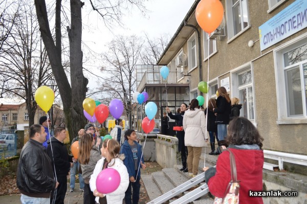 Цветни балони полетяха в небето над Казанлък