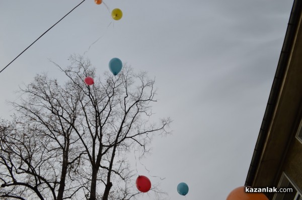 Цветни балони полетяха в небето над Казанлък
