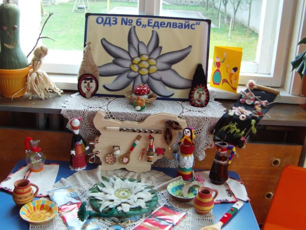 Деца показаха народни традиции и обичаи по проект на Община Казанлък