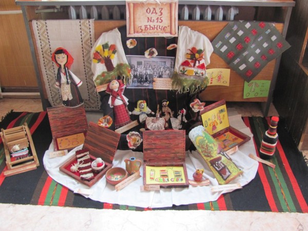 Деца показаха народни традиции и обичаи по проект на Община Казанлък