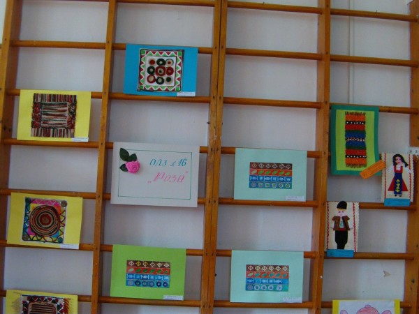 Деца показаха народни традиции и обичаи по проект на Община Казанлък