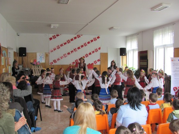 Деца показаха народни традиции и обичаи по проект на Община Казанлък