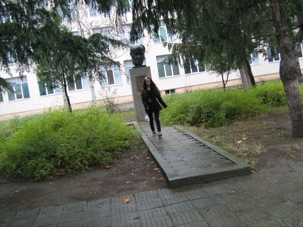 Гимназия „Академик Петко Стайнов” посрещна гости на патронния си празник днес