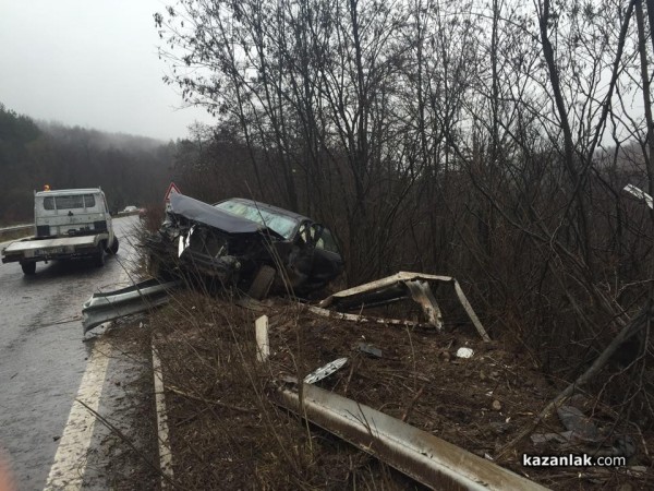 Автомобил излетя от пътя Стара Загора - Казанлък
