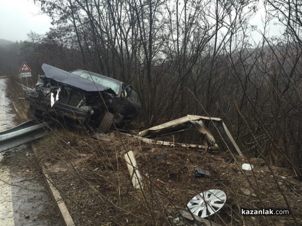 Автомобил излетя от пътя Стара Загора - Казанлък