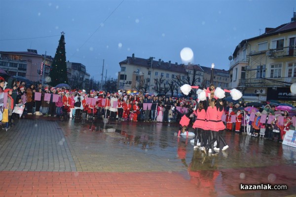 Запалването на светлините на Коледната елха в Казанлък /видео + снимки/