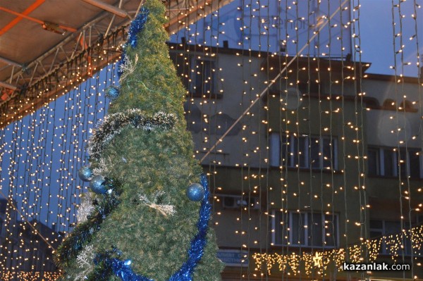 Запалването на светлините на Коледната елха в Казанлък /видео + снимки/