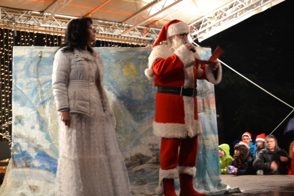 Красива и многоцветна грейна Коледната елха в Казанлък