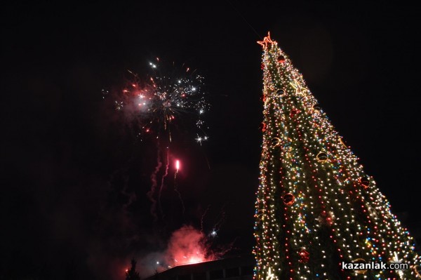 Запалването на светлините на Коледната елха в Казанлък /видео + снимки/