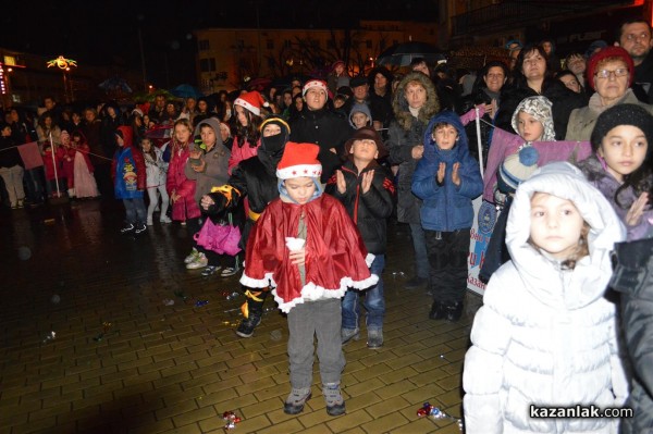 Запалването на светлините на Коледната елха в Казанлък /видео + снимки/