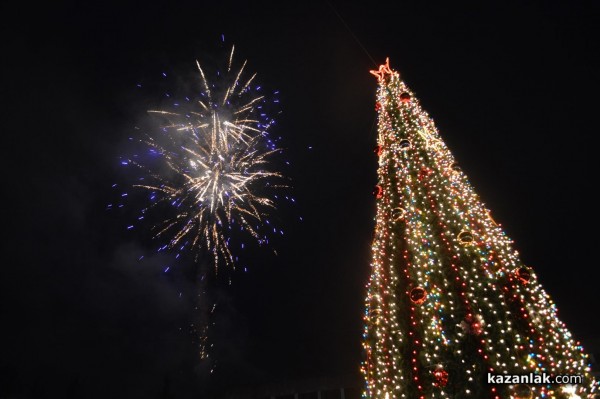 Запалването на светлините на Коледната елха в Казанлък /видео + снимки/