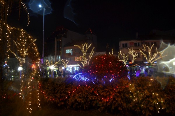 Красива и многоцветна грейна Коледната елха в Казанлък