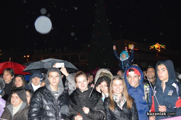 Запалването на светлините на Коледната елха в Казанлък /видео + снимки/