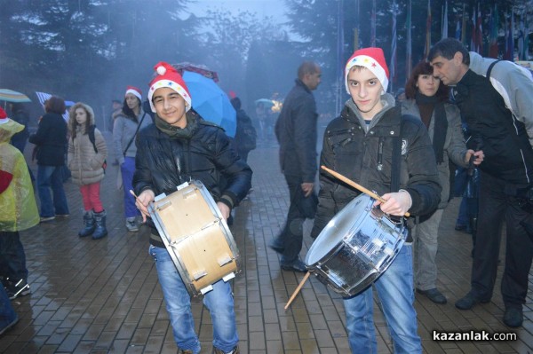 Запалването на светлините на Коледната елха в Казанлък /видео + снимки/