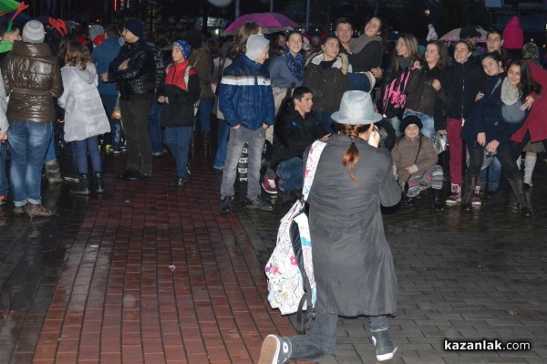 Запалването на светлините на Коледната елха в Казанлък /видео + снимки/