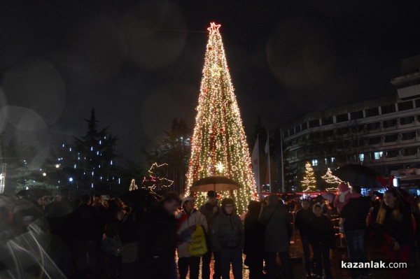 Запалването на светлините на Коледната елха в Казанлък /видео + снимки/
