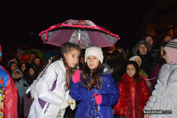 Запалването на светлините на Коледната елха в Казанлък /видео + снимки/