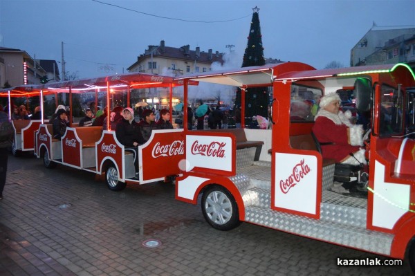 Запалването на светлините на Коледната елха в Казанлък /видео + снимки/