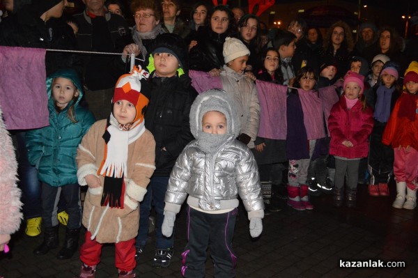 Запалването на светлините на Коледната елха в Казанлък /видео + снимки/