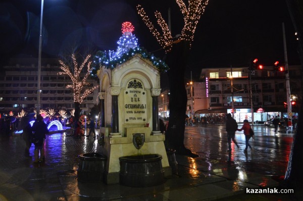 Запалването на светлините на Коледната елха в Казанлък /видео + снимки/