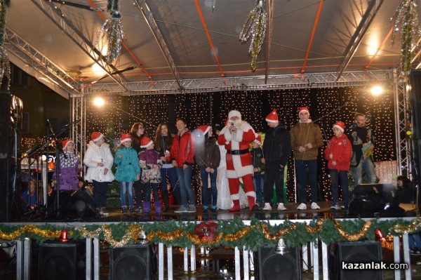 Запалването на светлините на Коледната елха в Казанлък /видео + снимки/