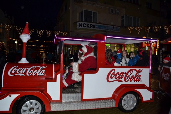 Красива и многоцветна грейна Коледната елха в Казанлък