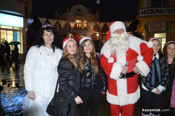 Запалването на светлините на Коледната елха в Казанлък /видео + снимки/