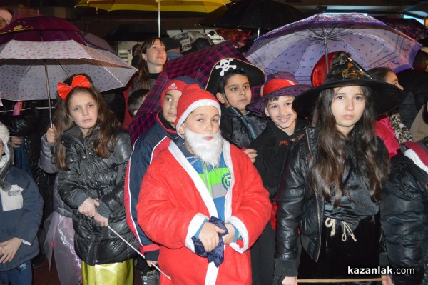 Запалването на светлините на Коледната елха в Казанлък /видео + снимки/