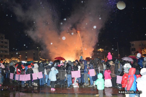 Запалването на светлините на Коледната елха в Казанлък /видео + снимки/