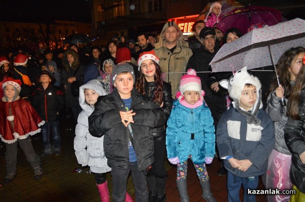 Запалването на светлините на Коледната елха в Казанлък /видео + снимки/
