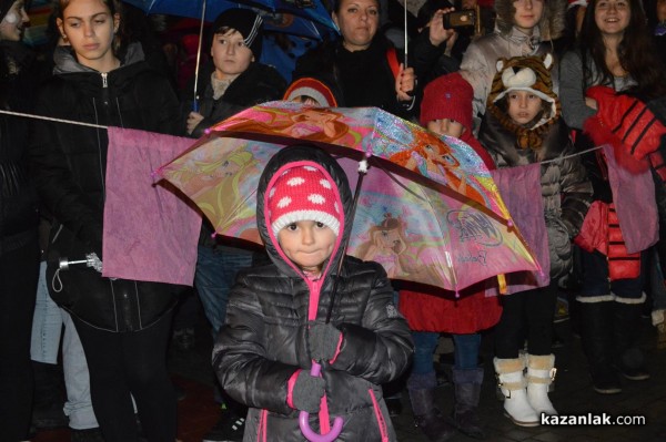 Запалването на светлините на Коледната елха в Казанлък /видео + снимки/