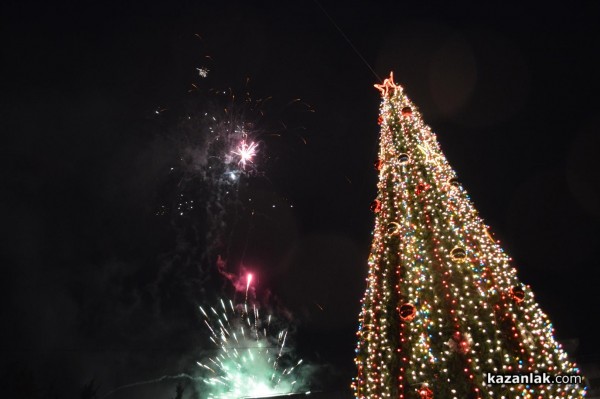 Запалването на светлините на Коледната елха в Казанлък /видео + снимки/