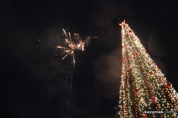 Запалването на светлините на Коледната елха в Казанлък /видео + снимки/