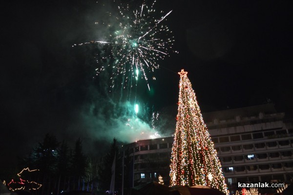 Запалването на светлините на Коледната елха в Казанлък /видео + снимки/